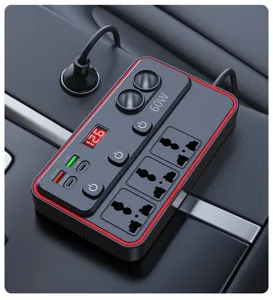 Vue détaillée de l'onduleur de voiture avec ports USB de charge rapide et prises.