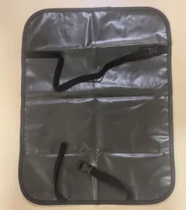 Protector de respaldo de asiento de coche negro duradero con correas ajustables de almacenamiento.