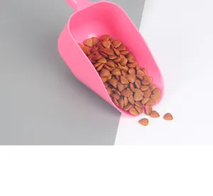 Vue detaillee de pelle a nourriture pour animaux en plastique rose, grande capacite.