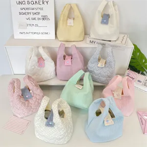 Collectie pastelkleurige gewatteerde mini opbergtassen met hartjes voor onderweg.