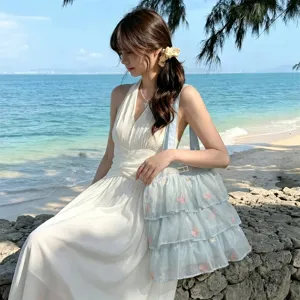 Elegante bolso tote de organza azul claro con bordado de mariposas rosas en la playa.