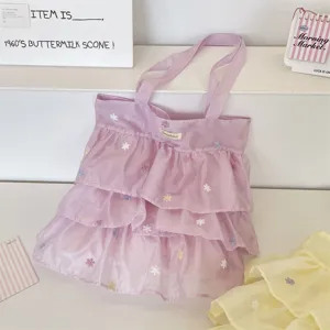 Vista detallada del bolso tote de organza lavanda con bordados de flores finas