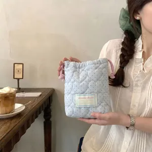 Detalle de bolsa de cordón acolchada de corazón azul con lunares