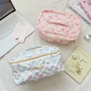 Detalle de bolsas de maquillaje acolchadas con estampados de animales y asa suave