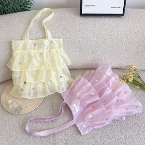 Detalle del bolso tote de organza con volantes y delicados bordados florales