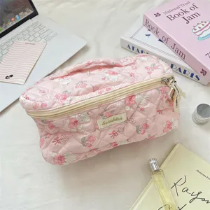 Primer plano de un neceser acolchado rosa con bonitos estampados de animales y cerezas