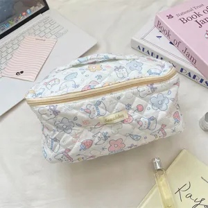 Detalle de una bolsa de maquillaje acolchada blanca con lindos estampados de animales