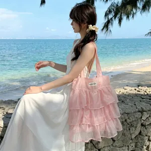 Bolso tote de organza rosa con volantes y delicados bordados de mariposas moda