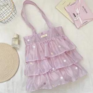 Vista detallada del bolso tote de organza lila claro con delicado bordado floral