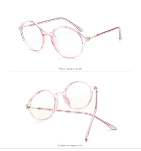 Detaillierte Nahaufnahme einer rosa transparenten runden Brille aus zwei verschiedenen Blickwinkeln