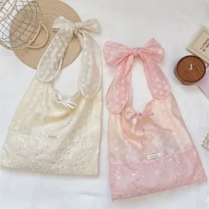 Vista detallada de bolsos tote de organza con bordado floral de lentejuelas y lazos