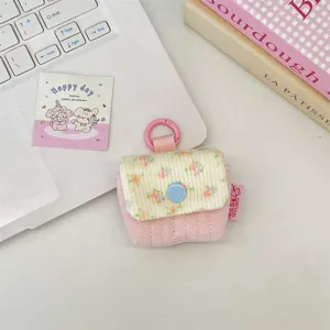 Vista detallada de una linda funda para auriculares acolchada con flores y botón a presión