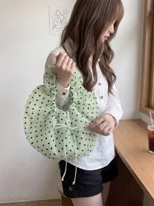 Bolso de mano de organza verde con lunares y volantes con detalle de lazo delicado