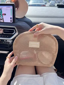 Minimalistische beige Netz-Kosmetiktasche in Muschelform für Make-up und Zubehör