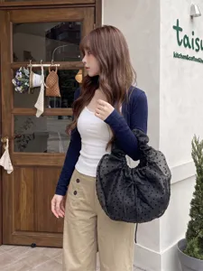 Elegante bolso de mano de organza con lunares negros y pliegues de estilo coreano