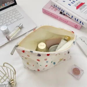 Kleurrijke polkadot organza make-up tas met franjes en cosmetica binnenkant.