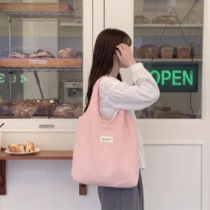 Rosa farbene Macaron-Tragetasche in einem Bäckerei-Lifestyle-Ambiente