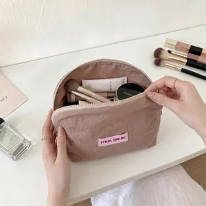 Gedetailleerd binnenaanzicht van een draagbare halfronde make-uptas voor cosmetica-opslag