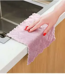Primo piano di un panno di pulizia in pile di corallo spesso che pulisce il piano della cucina.