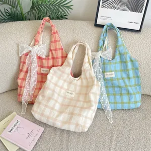 Tre borse tote a quadretti pastello con fiocchi in pizzo bianco in set