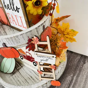 Set di decorazioni per vassoio a livelli autunnale con cartelli di zucca in legno e foglie.
