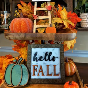 Dettagli decorativi vassoio a livelli autunnale, insegne di zucca in legno e foglie d'acero.