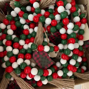 Weihnachtliche Holzperlen Girlande mit Quasten und karierten Schildern fur Deko