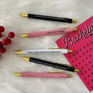 Set de bolígrafos para despedida de soltera con 5 bolígrafos de texto y tarjeta rosa decorativa.