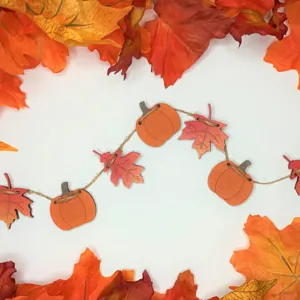 Vista dettagliata della ghirlanda di zucche e foglie d'acero per decorazioni autunnali.