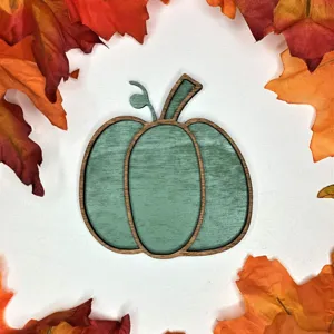 Segno di vassoio di zucca verde in legno, decorazione autunnale per la tavola del ringraziamento.