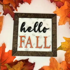 Targa in legno per vassoio a strati autunnale con lettere 3D hello fall e foglie d'acero colorate.