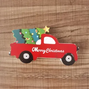 Nahaufnahme Detailansicht der hölzernen roten Weihnachtspickup-LKW Etagen-Tablett-Dekor.