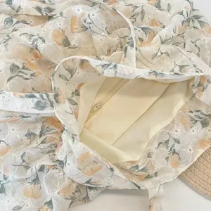 Detailansicht der gelben Tulpen-Tragetasche mit floralem Muster und Innentasche
