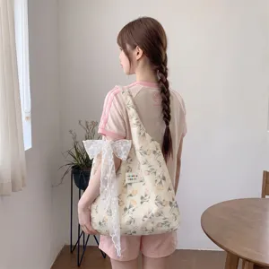 Detailansicht der gelben Tulpen-Stofftasche mit weißer Spitzen-Schleife für Damen