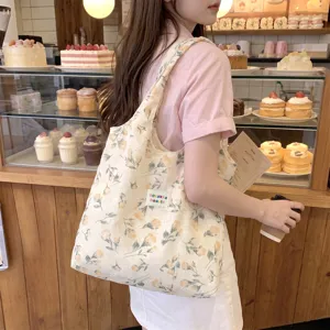 Detailansicht einer gelben Tulpen-Blumennstofftasche mit feiner Spitzen-Baumwolltextur
