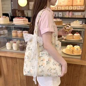 Detailansicht der gelben Tulpen-Stofftasche mit einer zarten weißen Spitzenschleife