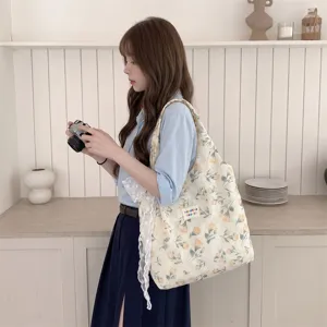 Asiatisches Model mit einer gelben Tulpen-Stofftasche mit zarten weißen Spitzendetails