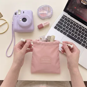 Close-up van een roze minimalistische tas met trekkoord voor make-up en accessoires