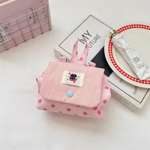 Vue détaillée d'une mini pochette rose à pois avec un joli écusson de chat et bouton