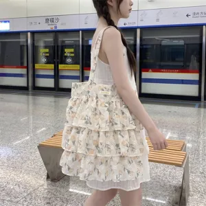 Blumige Tragetasche mit Rüschen und gelben Tulpen in einer U-Bahn-Station gezeigt
