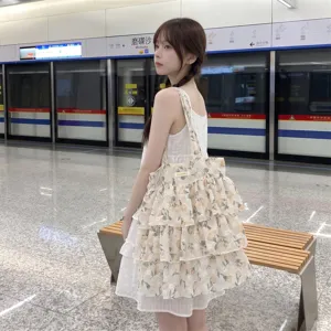 Asiatisches Model mit gelber Tulpen-Stofftasche mit Rüschen in einer U-Bahn-Station