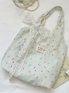 Bolso tote de rayas verticales verde claro con estampado floral y lazo de encaje