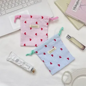 Juego de dos bolsas de cuadros con cordón y bordado de cerezas para cosméticos y viajes