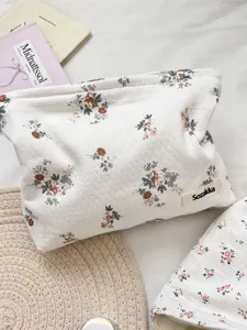 Grande borsa cosmetica trapuntata a fiori con cerniera e logo Sozakka per viaggio