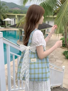 Borsa tote a quadri blu con grande fiocco in pizzo bianco per uso scolastico casual