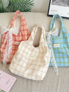 Tre borse tote a quadretti con grandi fiocchi in pizzo in vari colori pastello