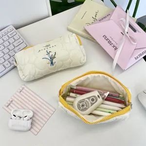 Vista detallada del estuche de flores acolchado lleno de varios artículos de papelería