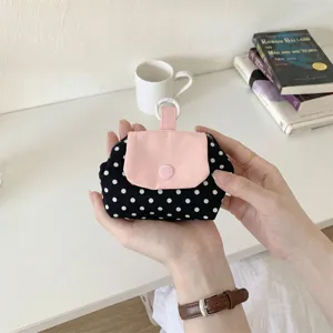 Tragbare Polka-Dot-Aufbewahrungstasche mit rosa Klappe und Ring für Lippenstift