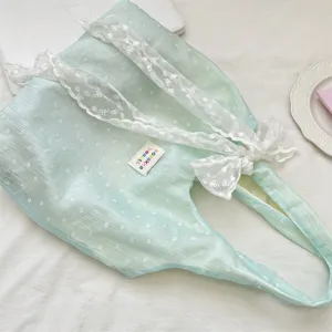Verfrissende lichtblauwe gebloemde tote bag met zachte garen en wit kant detail