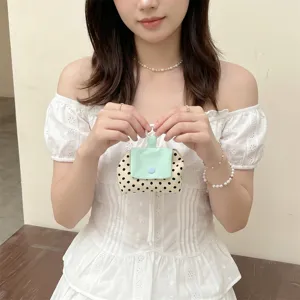 Asiatisches Modell mit kleiner Polka-Dot-Organizer-Tasche mit minzgrüner Kontrastklappe